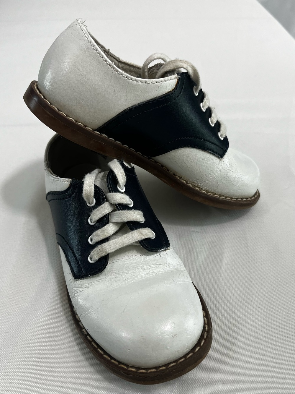 FootMates Cheer Oxfords White/Navy Lace Up Kids 9 XW Wide Leather 8401